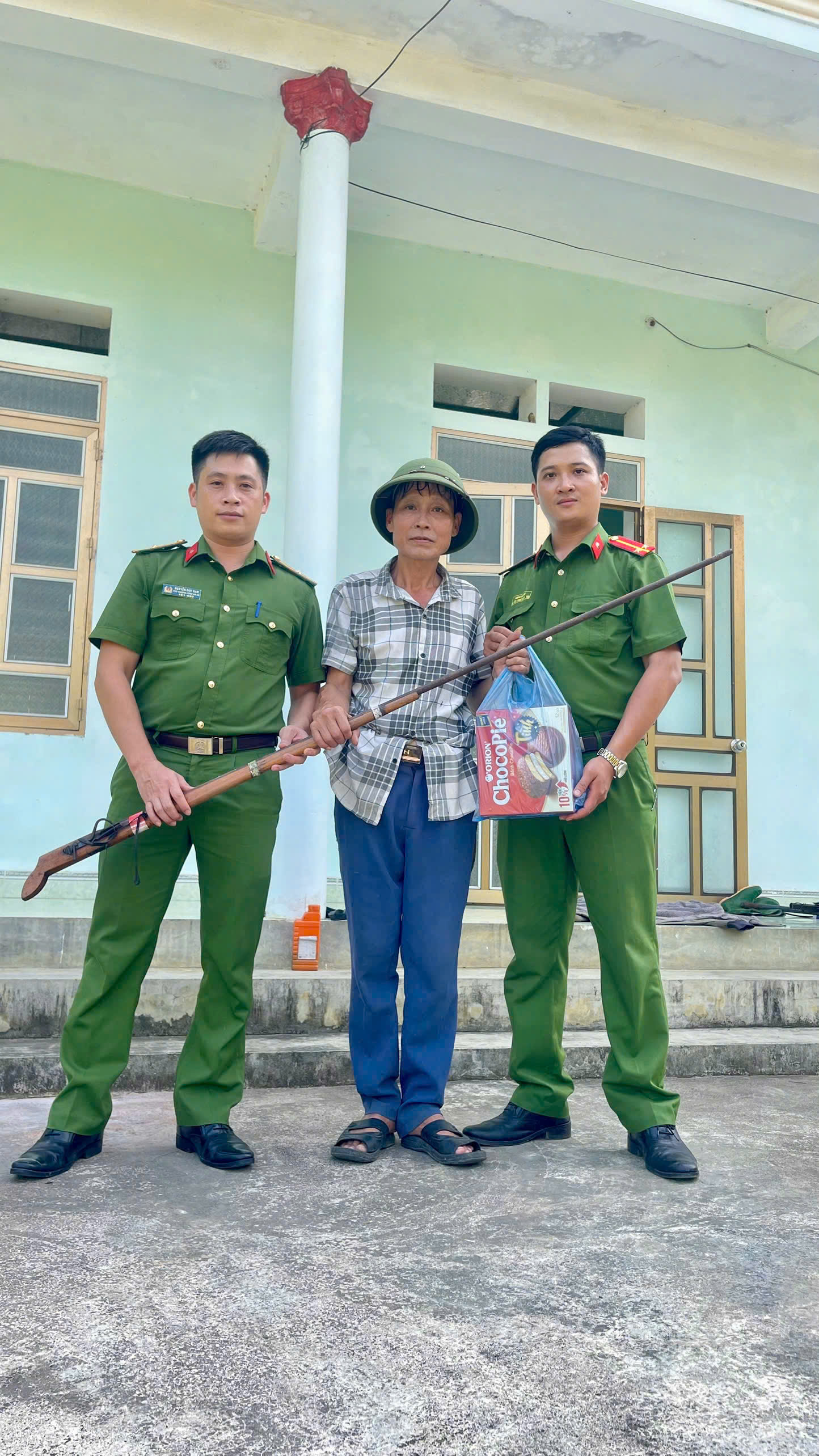 CÔNG AN XÃ ĐỒNG YÊN TIẾP TỤC VẬN ĐỘNG THU HỒI VŨ KHÍ, VẬT LIỆU NỔ, CÔNG CỤ HỖ TRỢ – “ĐỔI ĐỒ LẤY QUÀ”