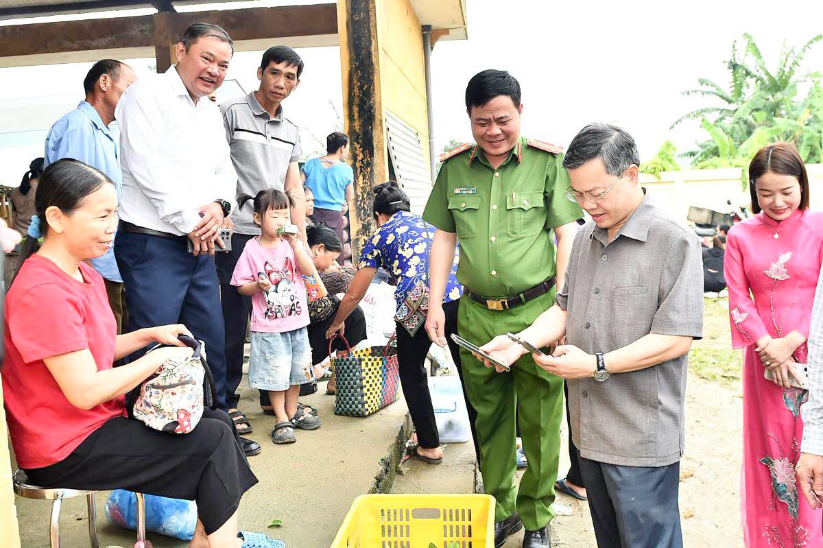 LÃNH ĐẠO CÔNG AN TỈNH DỰ KHAI TRƯƠNG “CHỢ PHIÊN, CHỢ SỐ” XÃ HỒNG THÁI