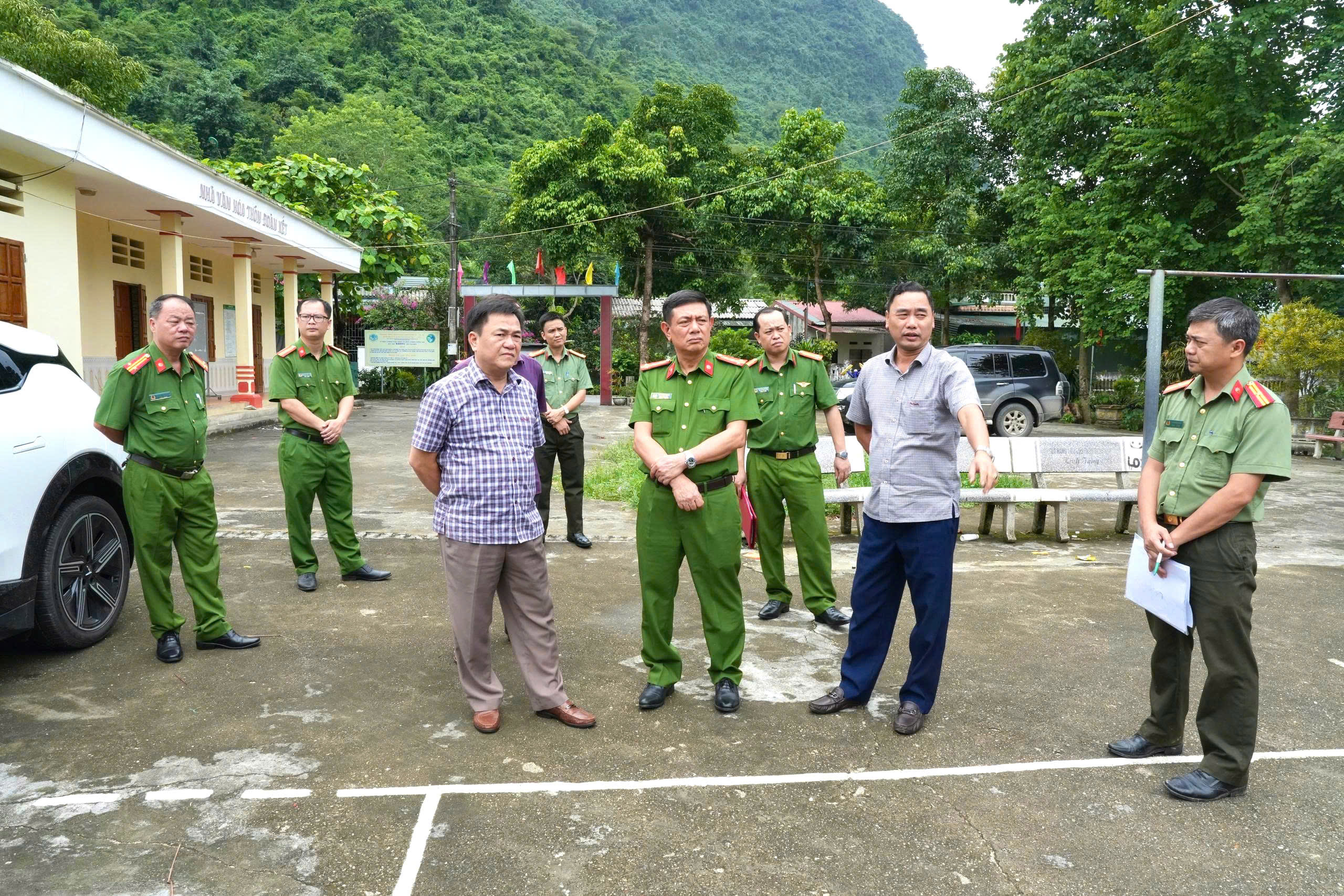 ĐOÀN CÔNG TÁC CỦA LÃNH ĐẠO CÔNG AN TỈNH KHẢO SÁT ĐỊA ĐIỂM QUY HOẠCH XÂY DỰNG TRỤ SỞ LÀM VIỆC CỦA CÔNG AN XÃ NGỌC ĐƯỜNG