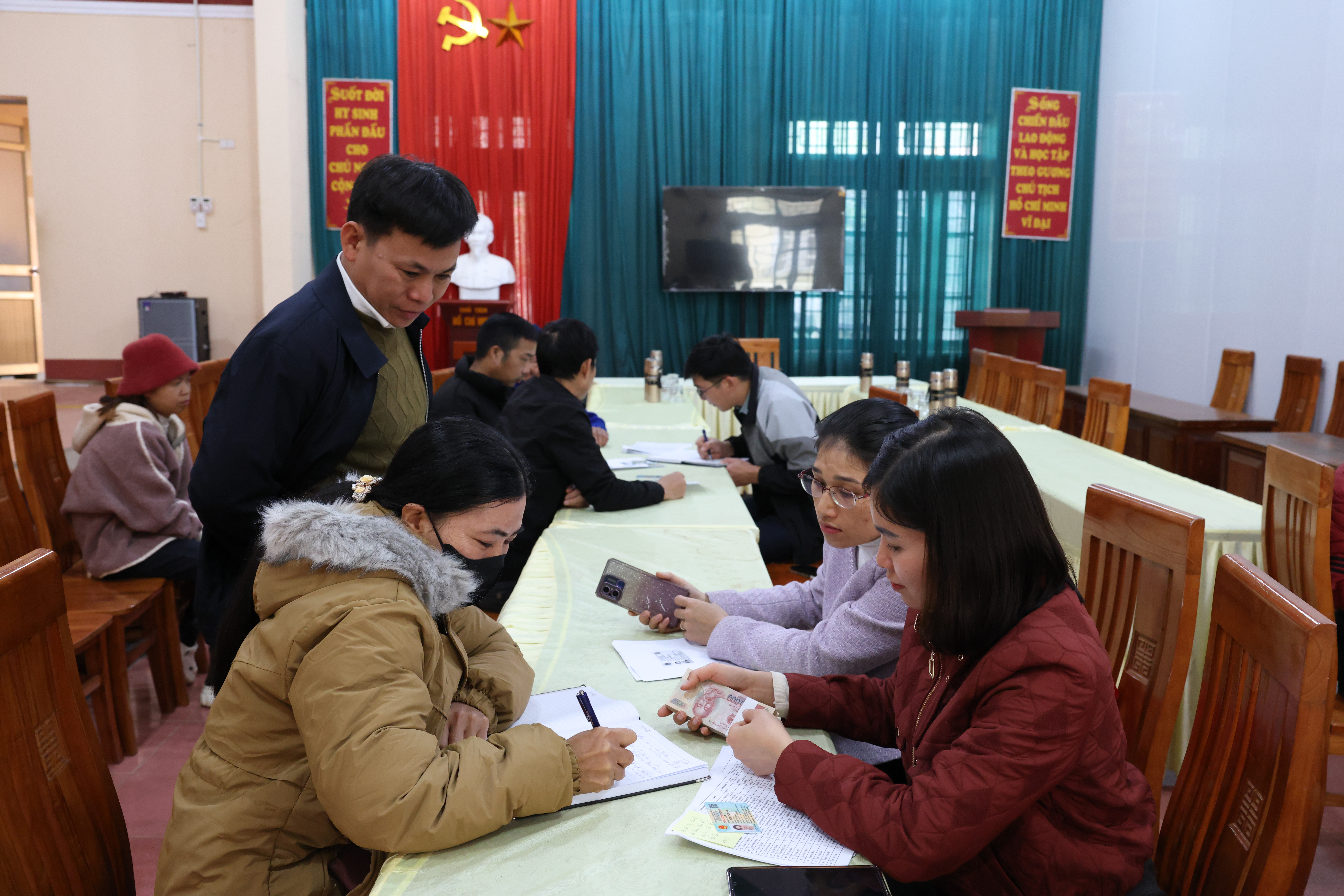 UBND xã Thượng Lâm tổ chức cấp tiền quà của Đảng, Nhà nước nhân dịp chào mừng Đại hội XIV của Đảng và Tết Nguyên đán Bính Ngọ 2026