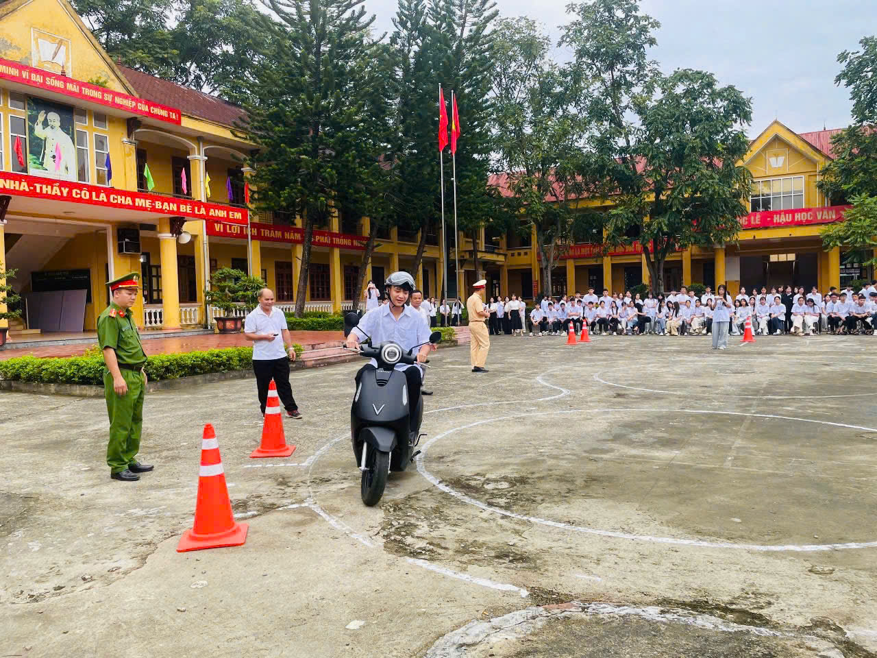 CÔNG AN XÃ NÀ HANG TUYÊN TRUYỀN, HƯỚNG DẪN KỸ NĂNG LÁI XE AN TOÀN CHO HỌC SINH