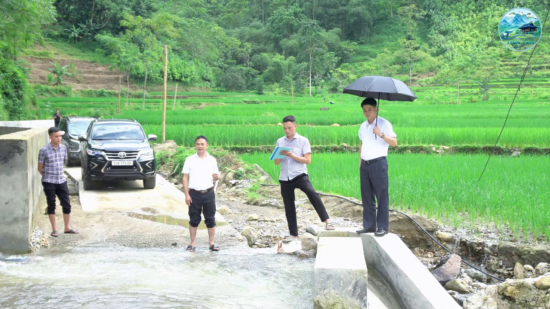 Đồng chí Nguyễn Văn Dũng, Phó Bí thư Đảng ủy, Chủ tịch UBND xã Tiên Yên kiểm tra công trình nâng cấp đường bê tông, cầu tràn qua suối thôn Hạ Sơn