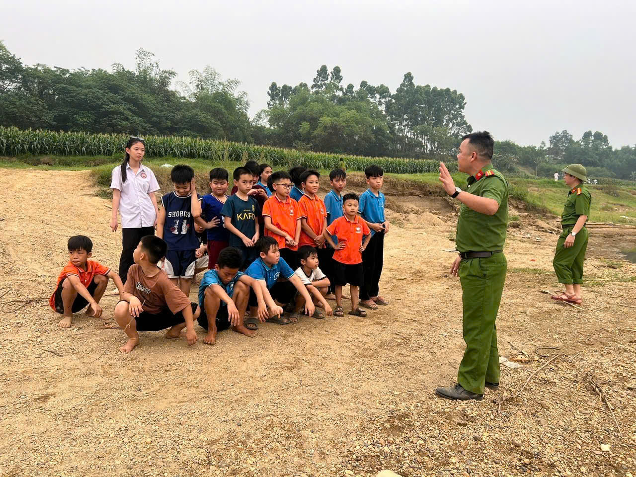 CÔNG AN XÃ BÌNH CA CẢNH BÁO NGUY HIỂM VÀ HƯỚNG DẪN KỸ NĂNG PHÒNG CHỐNG ĐUỐI NƯỚC CHO TRẺ