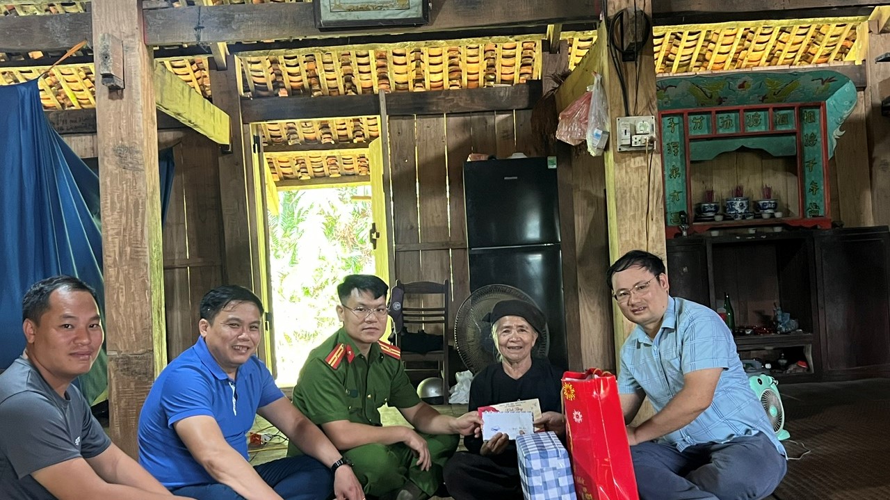 tặng qu&agrave;n hướng 8 mới.jpg