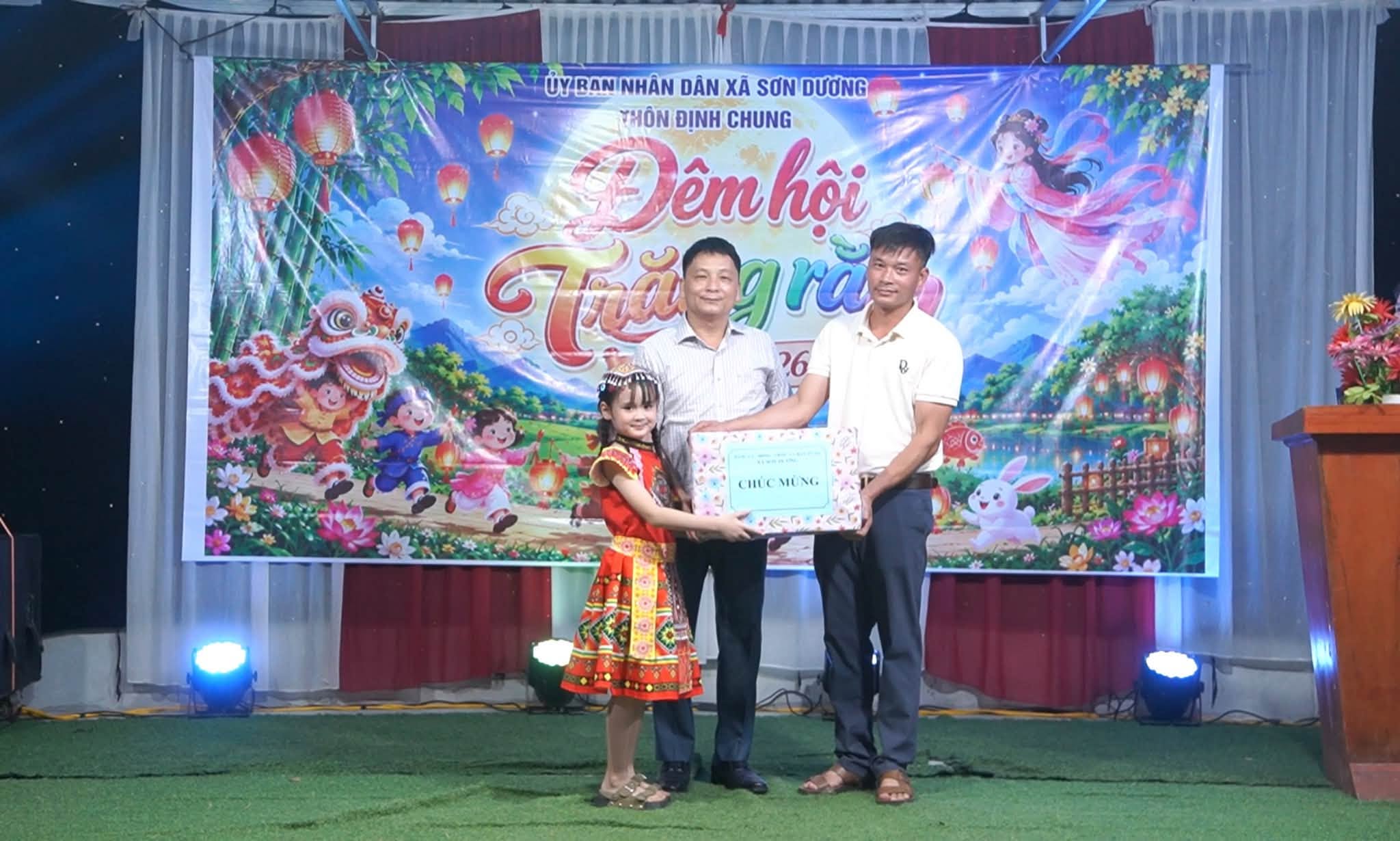 Lãnh đạo xã Sơn Dương vui Tết Trung thu cùng thiếu nhi thôn Định Chung và thôn Tân Thượng