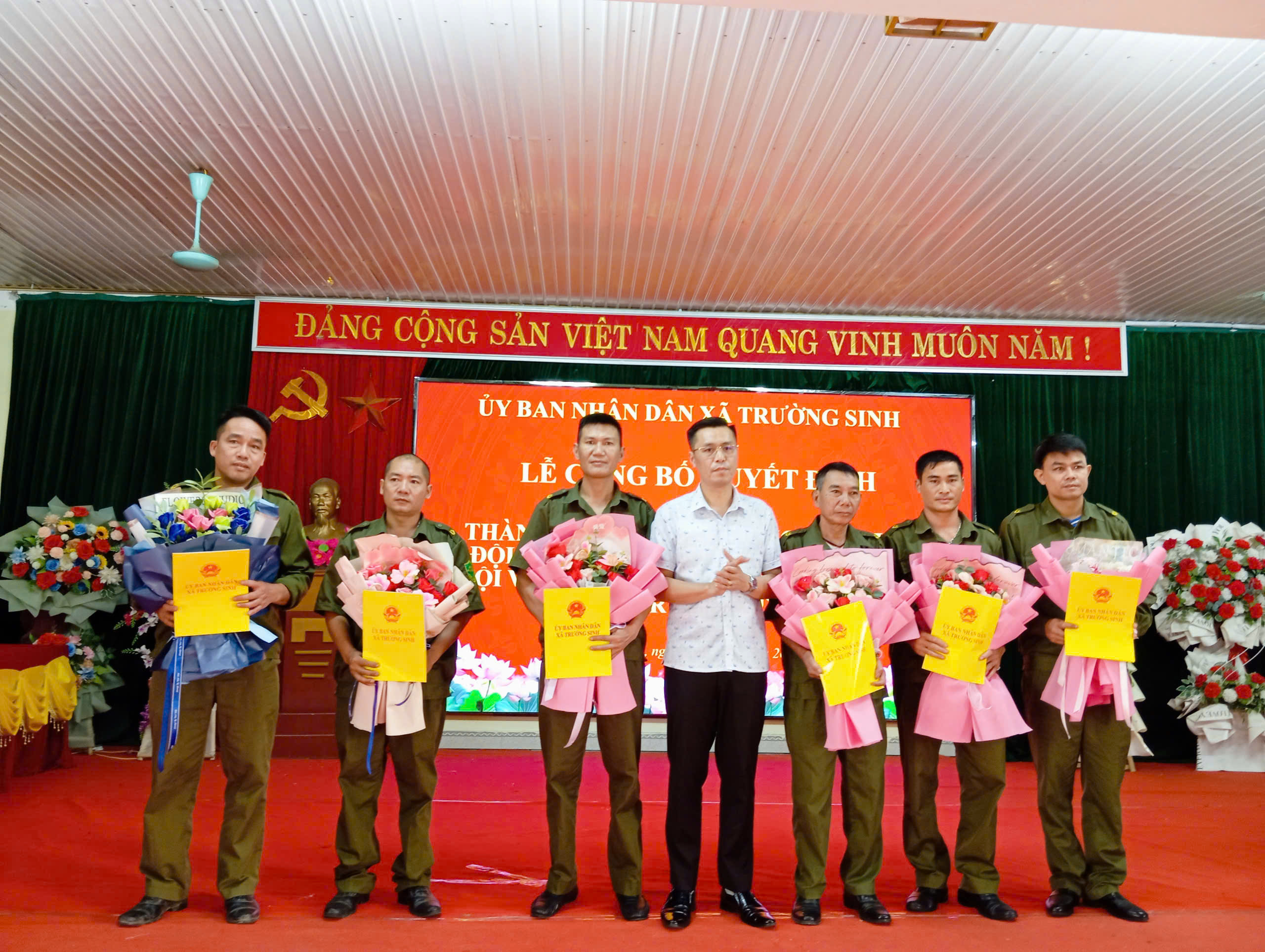 XÃ TRƯỜNG SINH CÔNG BỐ QUYẾT ĐỊNH THÀNH LẬP ĐỘI DÂN PHÒNG Ở CÁC THÔN