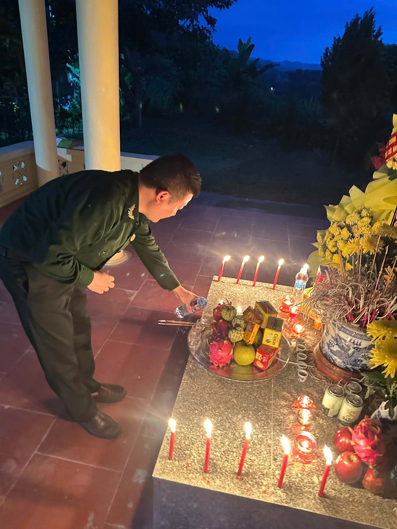 Hội CCB viếng bia tưởng niệm 27 th 7 th rót nước.jpg
