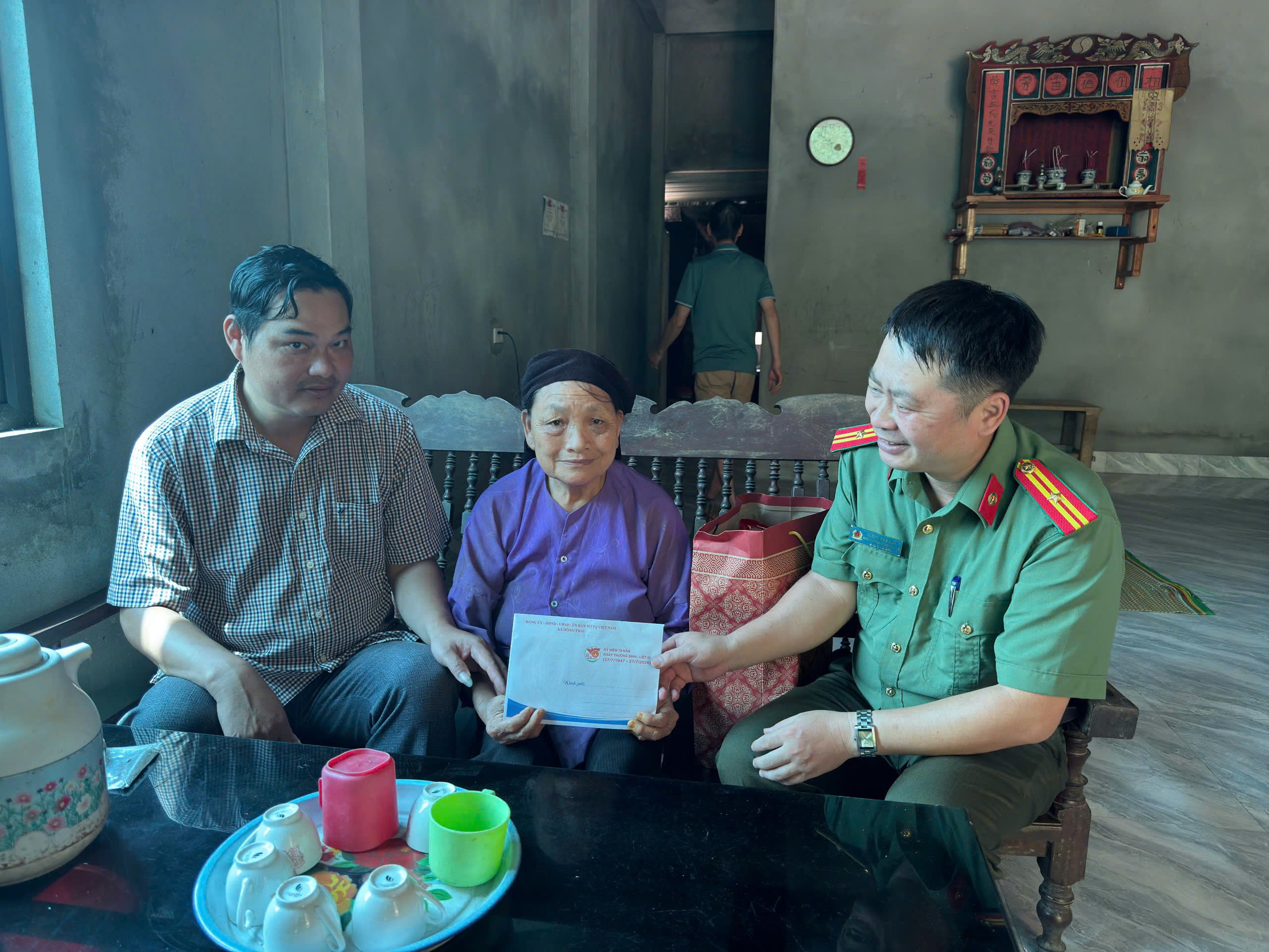 CÔNG AN XÃ THĂM HỎI, TRI ÂN THÂN NHÂN LIỆT SĨ NHÂN KỶ NIỆM 79 NĂM NGÀY THƯƠNG BINH - LIỆT SĨ (27/7/1947 - 27/7/2026)