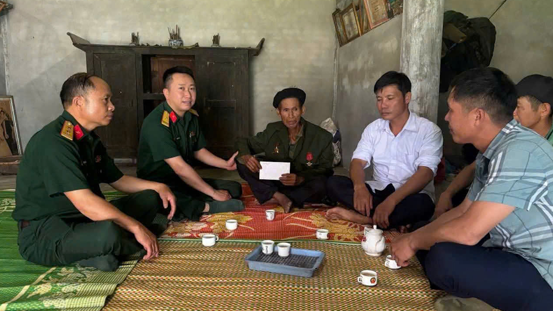 ĐỘI SẢN XUẤT VÀ XÂY DỰNG CƠ SỞ CHÍNH TRỊ SỐ 4/ĐOÀN KINH TẾ - QUỐC PHÒNG 313 THĂM, TẶNG QUÀ CÁC GIA ĐÌNH CHÍNH SÁCH NHÂN KỶ NIỆM 79 NĂM NGÀY THƯƠNG BINH - LIỆT SĨ