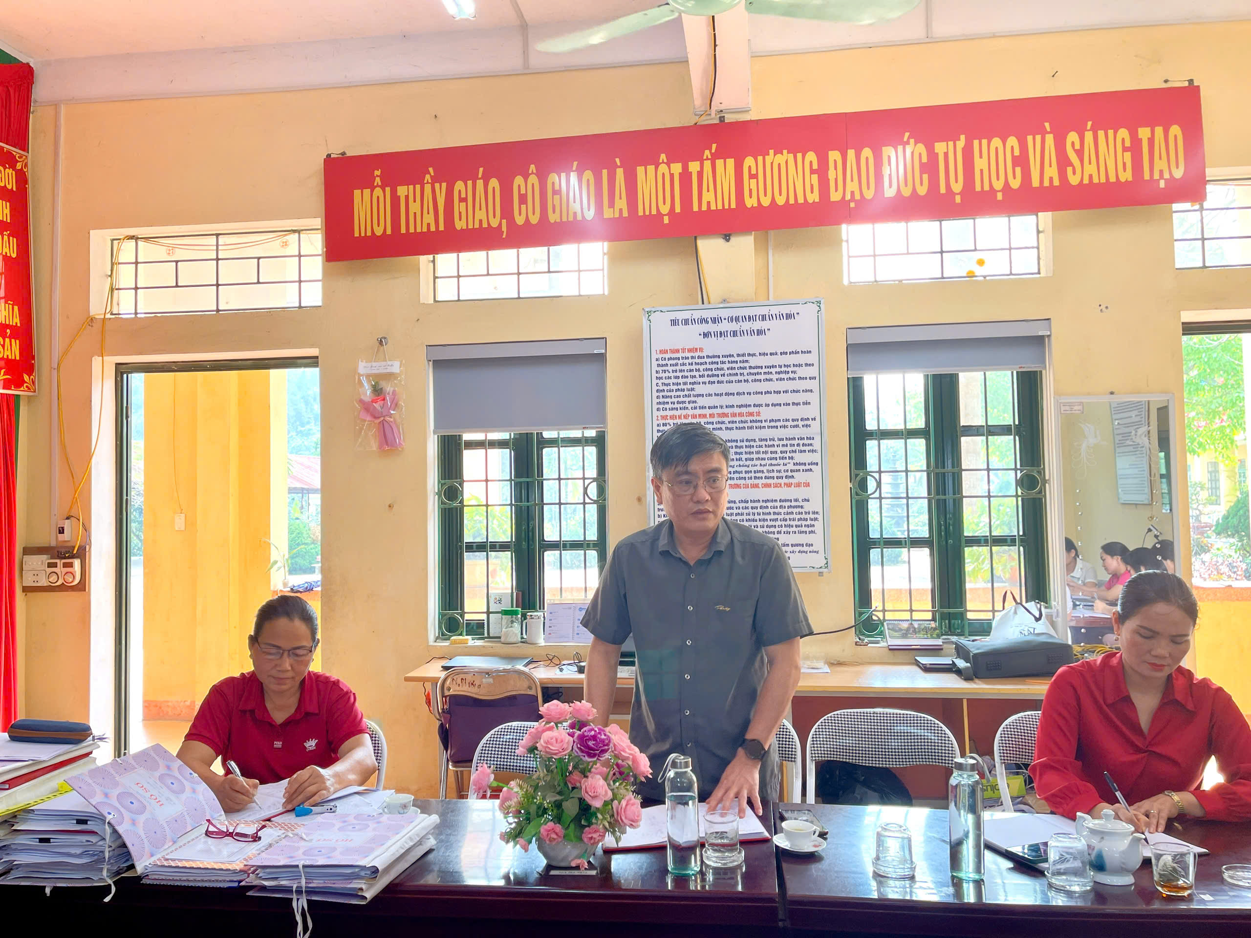 Đồng chí Phó Bí thư Thường trực Đảng ủy dự sinh hoạt Chi bộ Trường THCS Phú Bình