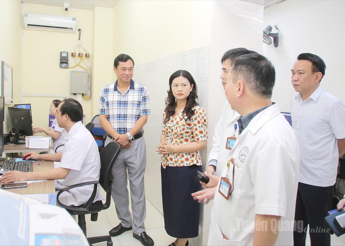 Phó Chủ tịch UBND tỉnh Vương Ngọc Hà làm việc với Bệnh viện Đa khoa Hà Giang