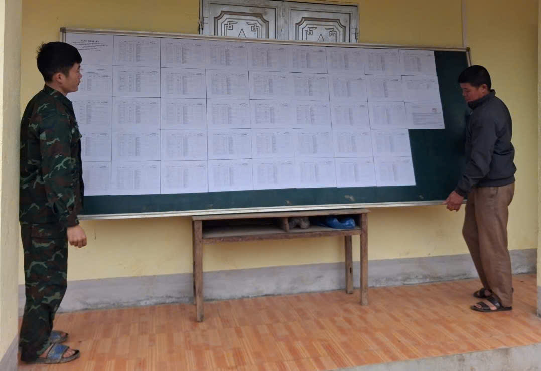 Xã Tát Ngà hoàn thành rà soát, niêm yết danh sách cử tri tại 10 khu vực bỏ phiếu