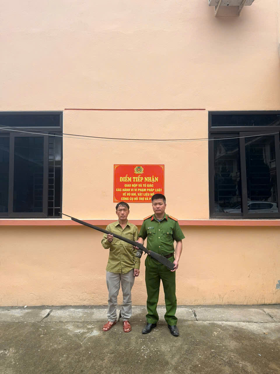 CÔNG AN XÃ ĐƯỜNG THƯỢNG: ĐẨY MẠNH TUYÊN TRUYỀN, TÍCH CỰC THU HỒI VŨ KHÍ, VẬT LIỆU NỔ VÀ CÔNG CỤ HỖ TRỢ