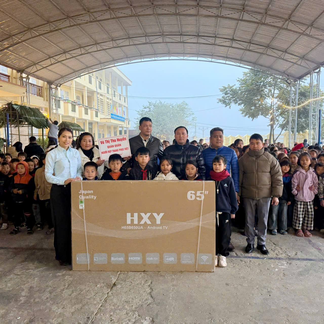 Hơn 220 triệu đồng quà tặng đến với học sinh và bà con xã Khâu Vai