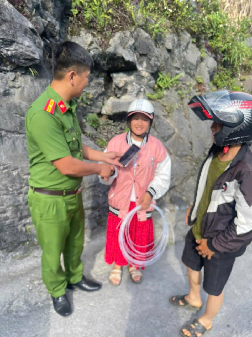 Hành động đẹp của Công an xã Phố Bảng