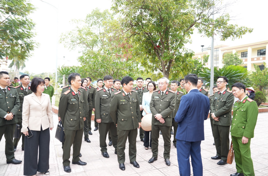 ĐOÀN KHẢO SÁT BỘ CÔNG AN LÀM VIỆC VỚI CÔNG AN TỈNH QUẢNG NINH VỀ CÔNG TÁC BẢO ĐẢM AN SINH XÃ HỘI