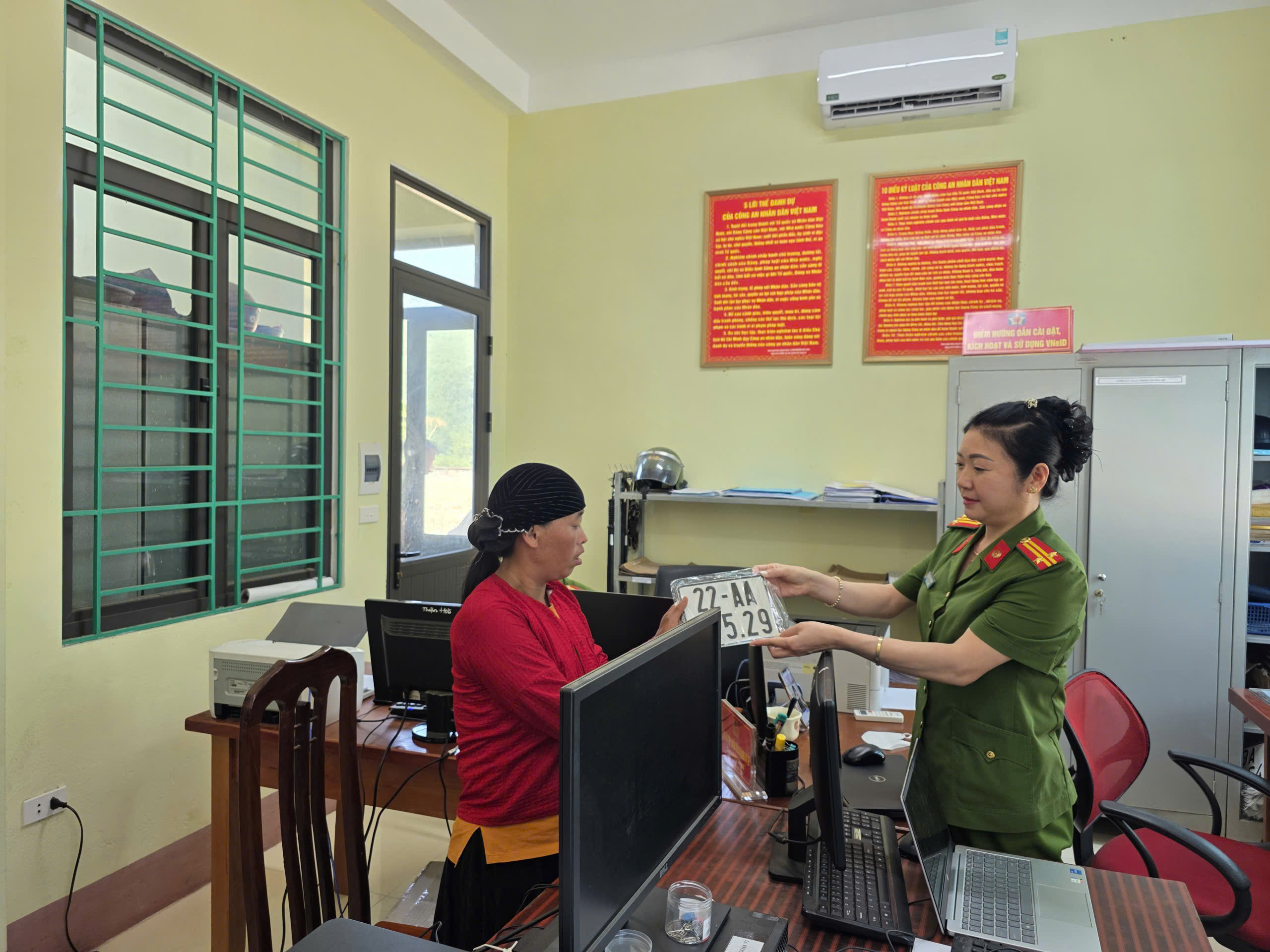 CÔNG AN XÃ THUẬN HÒA TRIỂN KHAI ĐỒNG BỘ CÁC GIẢI PHÁP NHẰM ĐƠN GIẢN THỦ TỤC HÀNH CHÍNH TRONG LĨNH VỰC ĐĂNG KÝ XE
