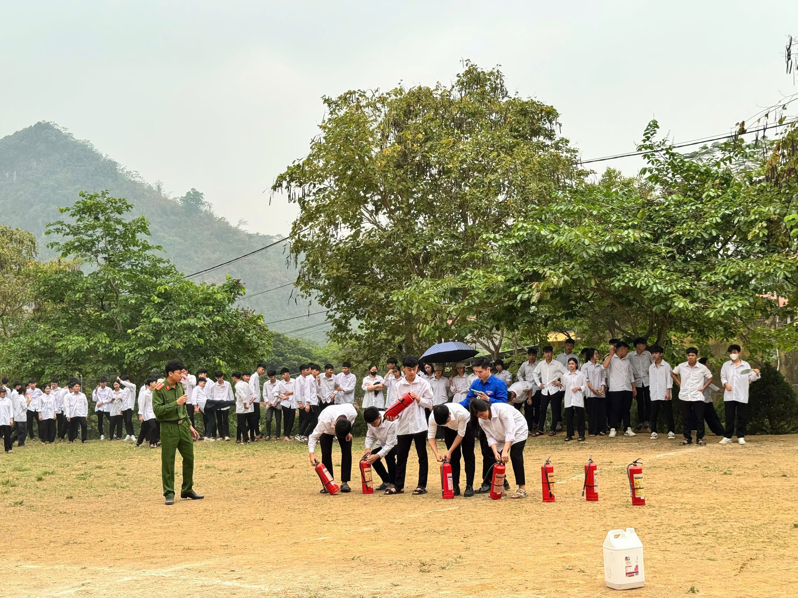 CÔNG AN XÃ KIM BÌNH TĂNG CƯỜNG TUYÊN TRUYỀN ATGT, PCCC HỌC ĐƯỜNG	