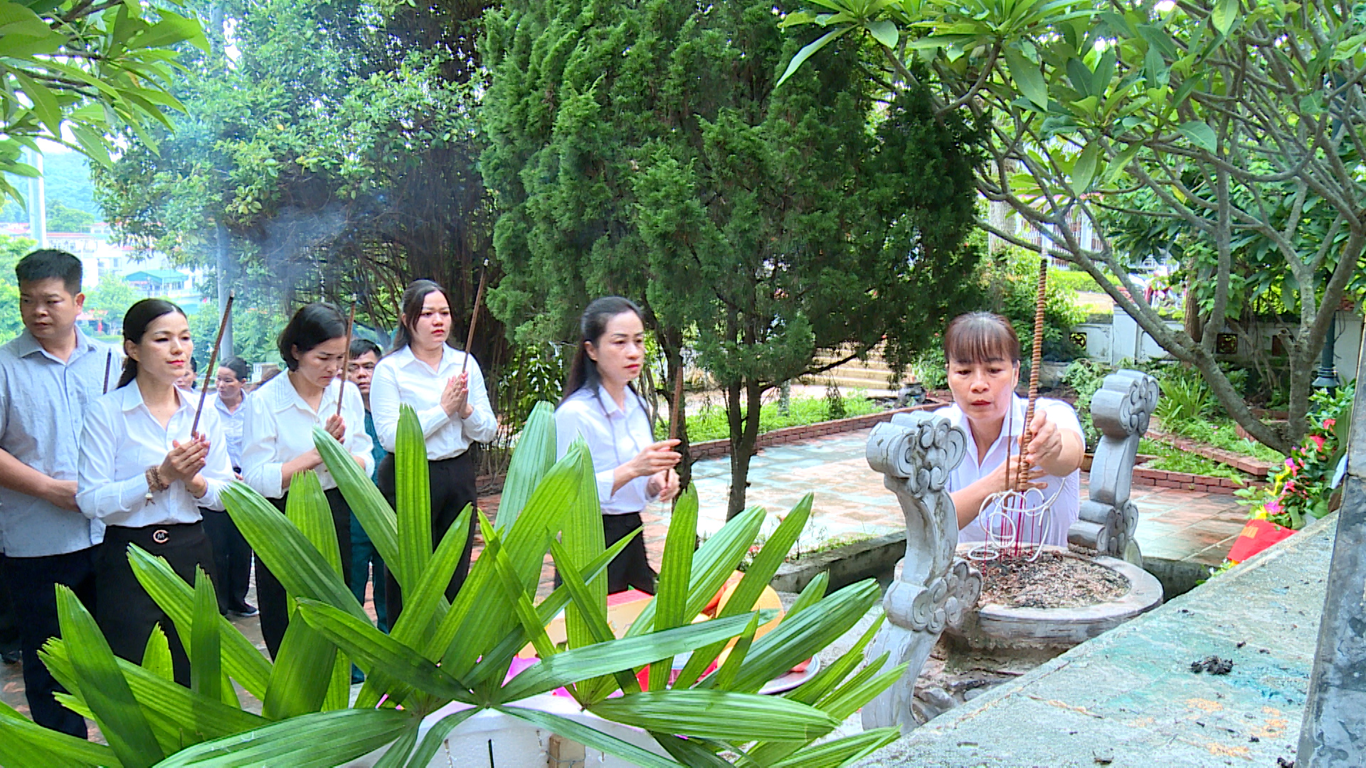 Xã Nà Hang viếng mộ liệt sỹ nhân dịp kỷ niệm 80 năm Quốc Khánh nước Cộng hòa xã hội chủ nghĩa Việt Nam