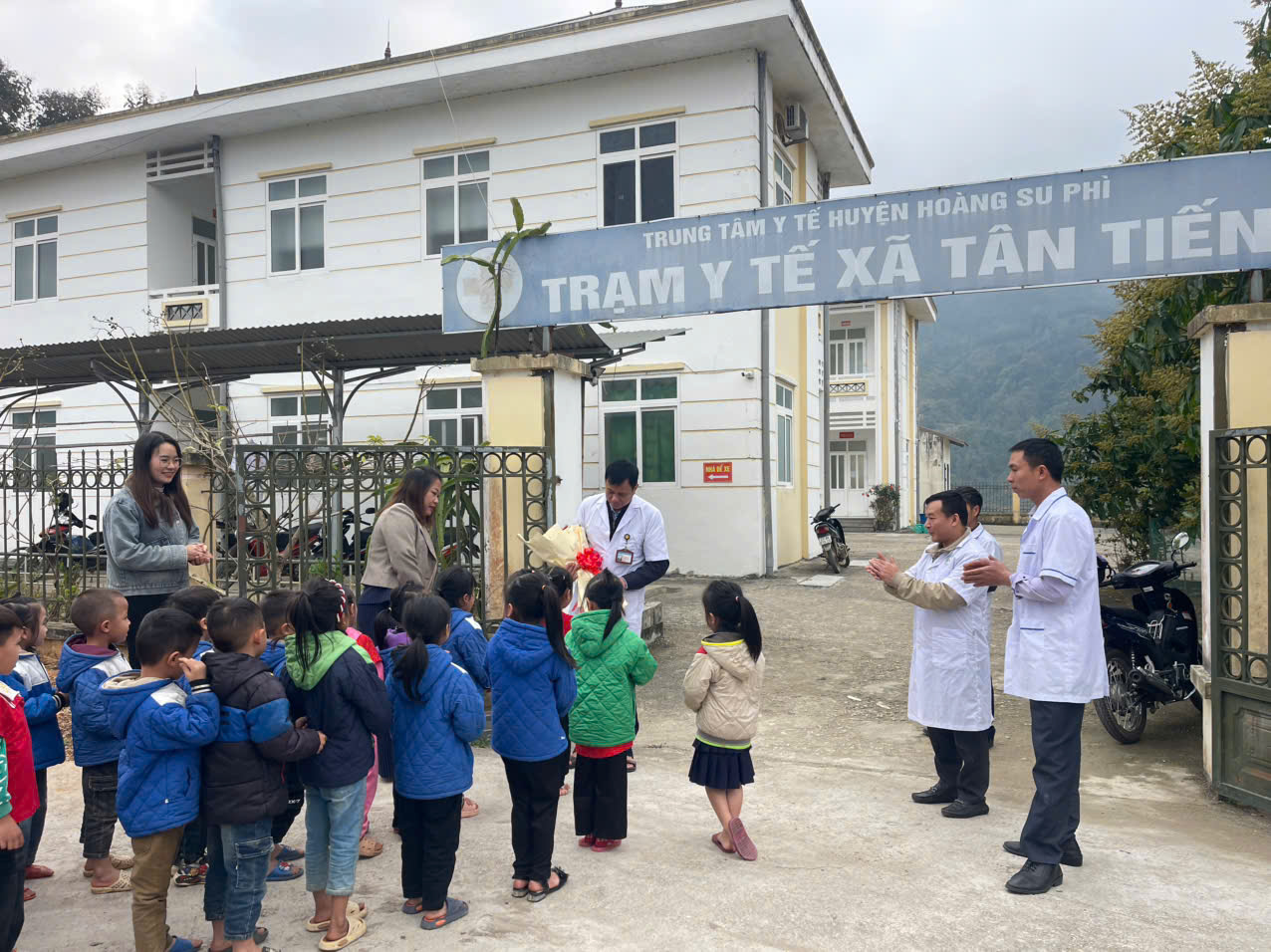 Trường mầm non xã Tân Tiến thăm, chúc mừng trạm y tế xã nhân ngày thầy thuốc việt nam 27/2