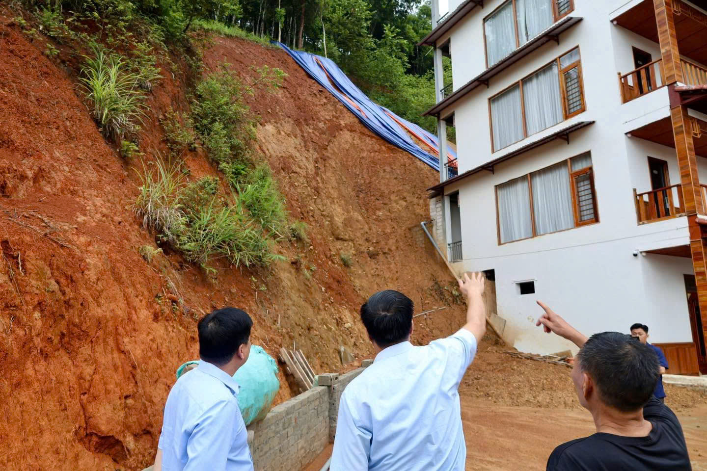 Đồng chí Hoàng Gia Long kiểm tra công Tác phòng, chống thiên tai tại Xã Đồng Văn