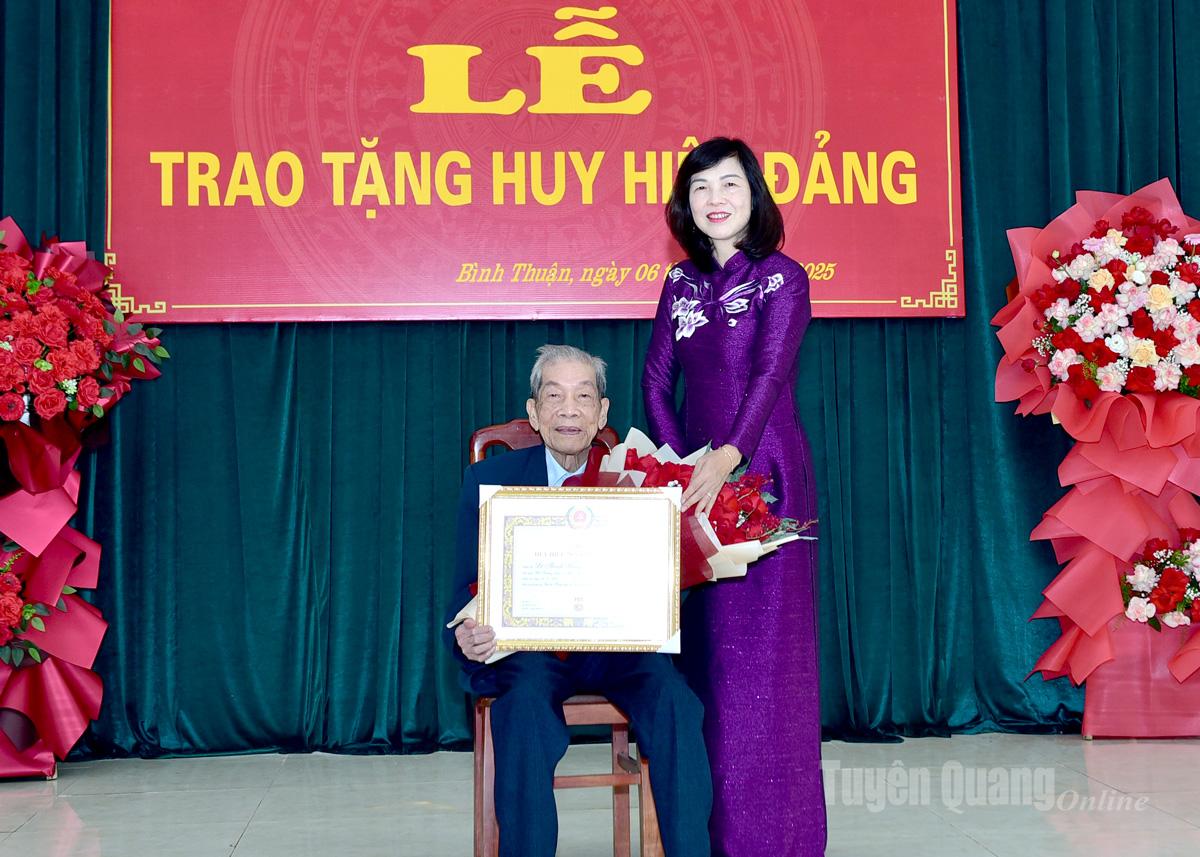 Phó Chủ tịch HĐND tỉnh Phạm Thị Minh Xuân dự Lễ trao tặng Huy hiệu Đảng tại Đảng bộ phường Bình Thuận