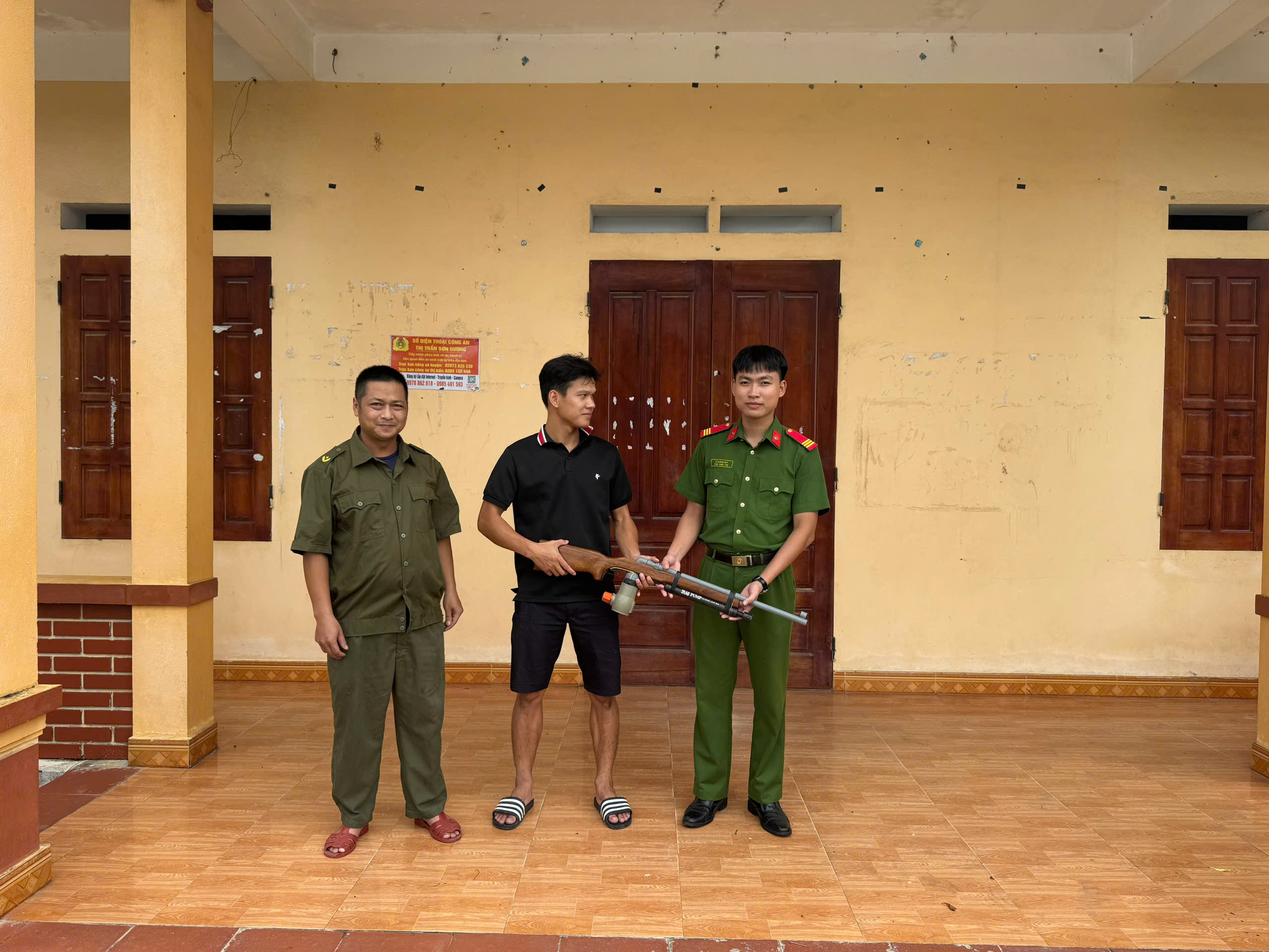 CÔNG AN XÃ SƠN DƯƠNG TUYÊN TRUYỀN VẬN ĐỘNG NHÂN DÂN GIAO NỘP VŨ KHÍ, VẬT LIỆU NỔ, CÔNG CỤ HỖ TRỢ VÀ PHÁO TRÊN ĐỊA BÀN XÃ