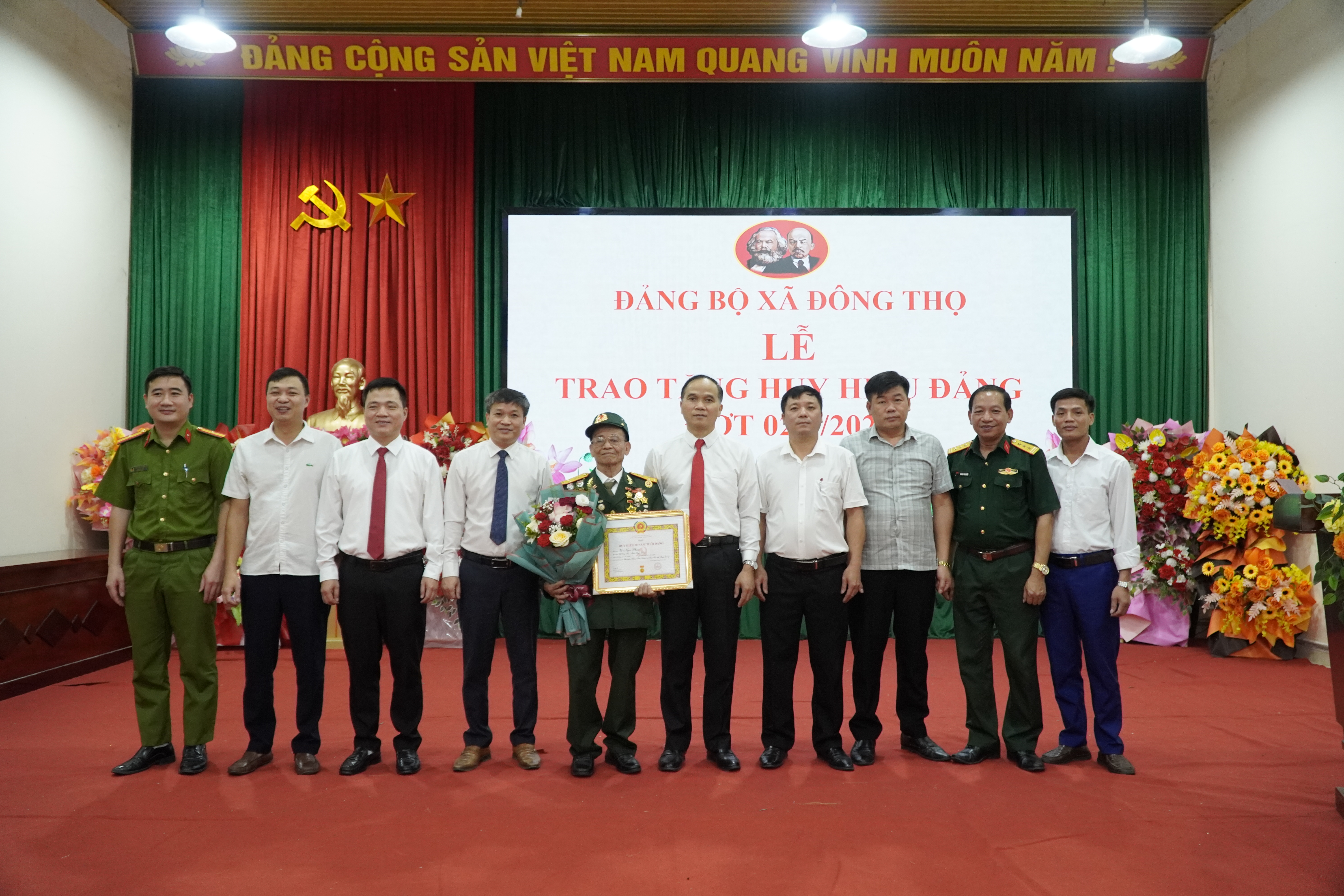 Đảng bộ xã Đông Thọ long trọng tổ chức Lễ trao tặng huy hiệu đảng đợt 02 tháng 9