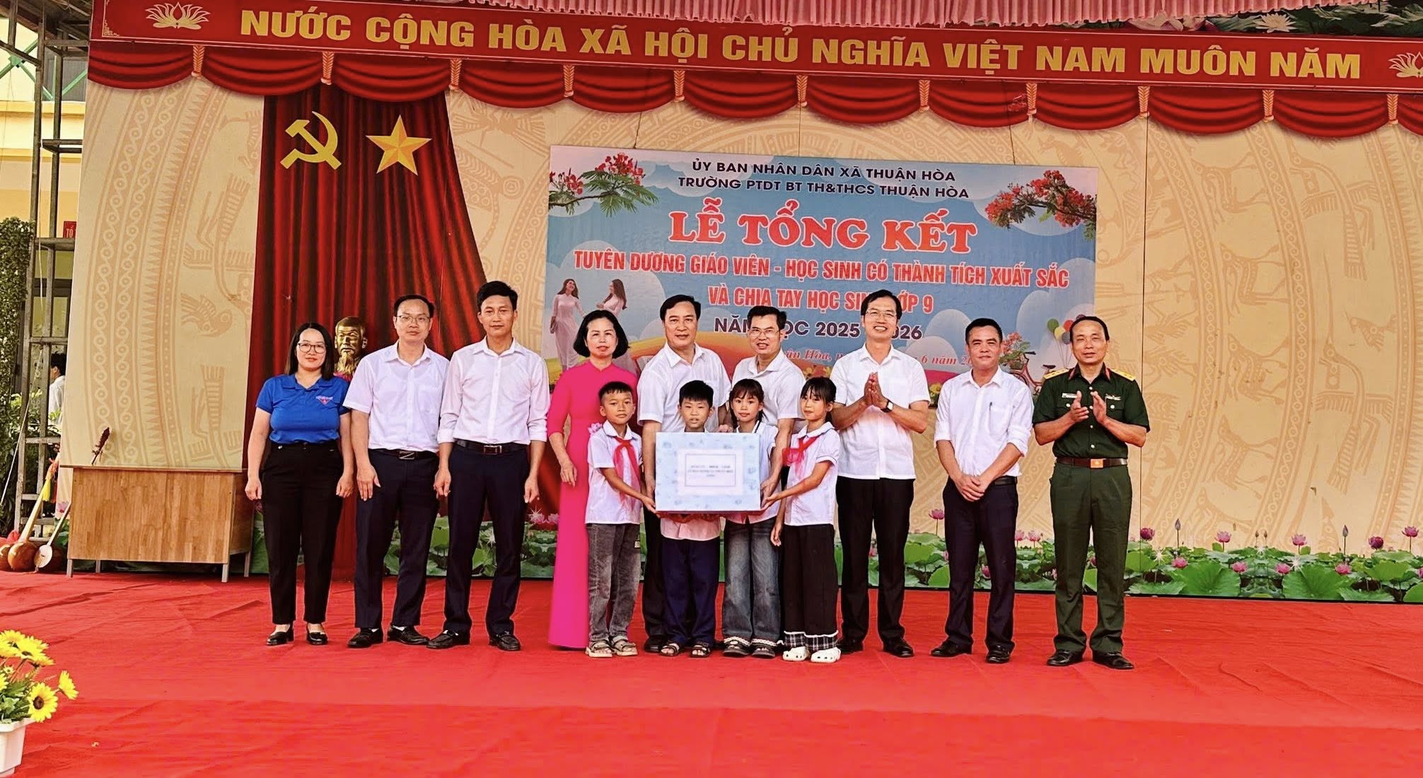 Đồng chí Tống Đức Tiến Phó bí thư Thường trực Đảng uỷ dự lễ tổng kết tại trường PTDTBT Tiểu học và THCS Thuận Hoà