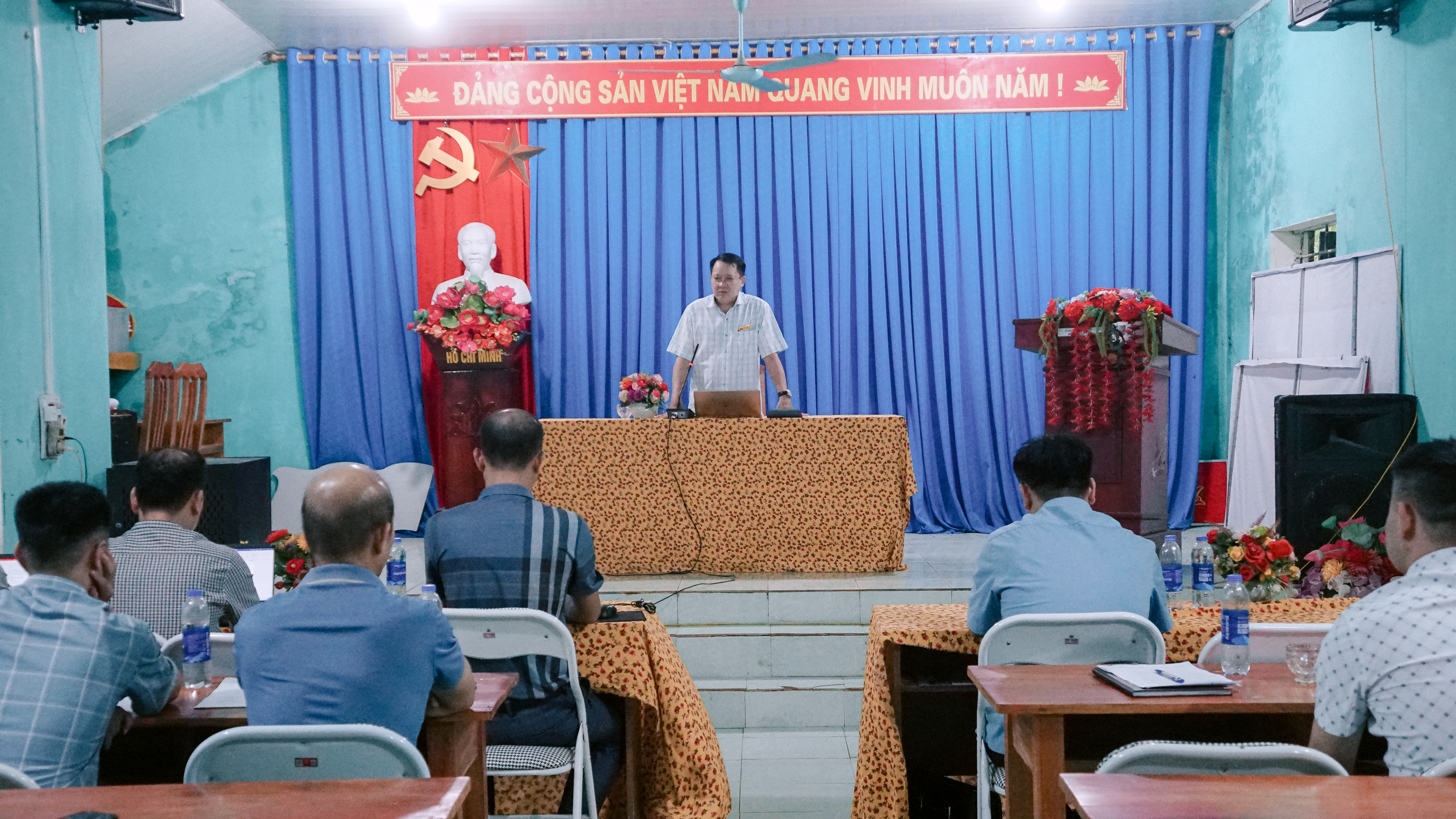 Tổ công tác số 1 của Đảng ủy xã Tiên Yên làm việc với Chi bộ thôn Hạ Quang sau sắp xếp, tổ chức lại thôn