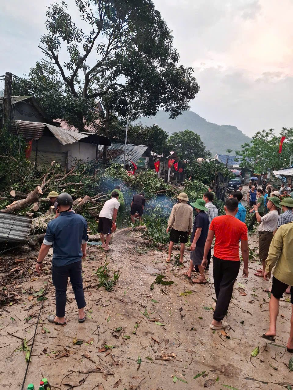 CÔNG AN XÃ TIÊN NGUYÊN HỖ TRỢ NGƯỜI DÂN ẢNH HƯỞNG GIÔNG LỐC XẢY RA TRÊN ĐỊA BÀN XÃ
