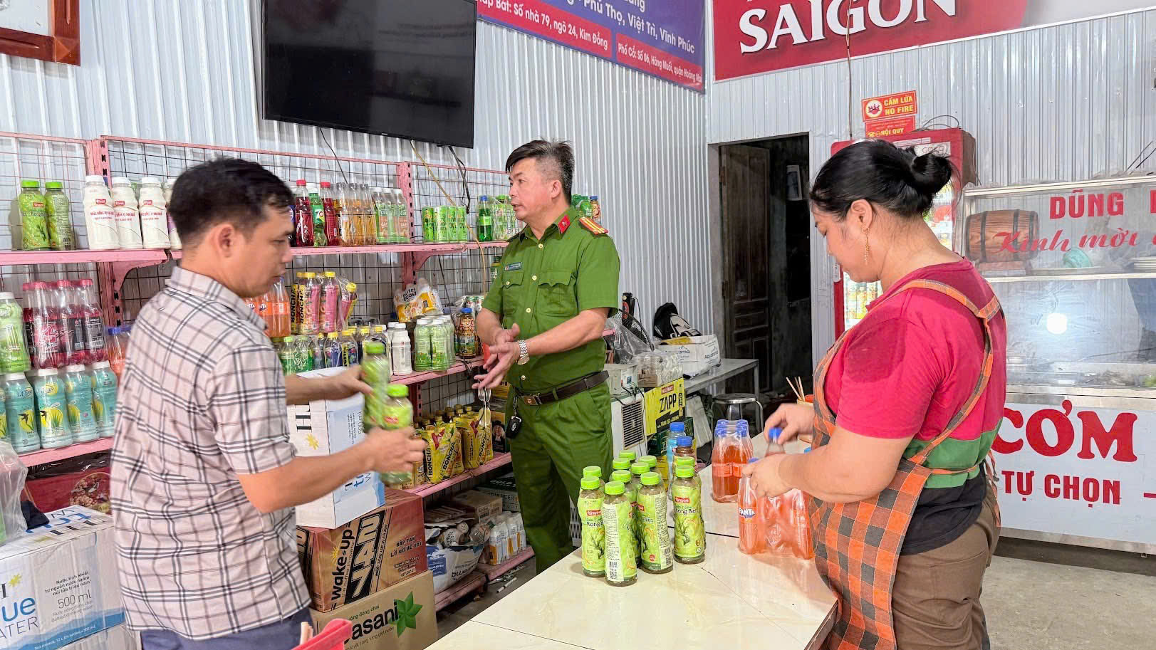 CÔNG AN XÃ TÂN QUANG PHỐI HỢP KIỂM TRA VỆ SINH AN TOÀN THỰC PHẨM TRƯỚC, TRONG KỲ THI TỐT NGHIỆP THPT NĂM 2026