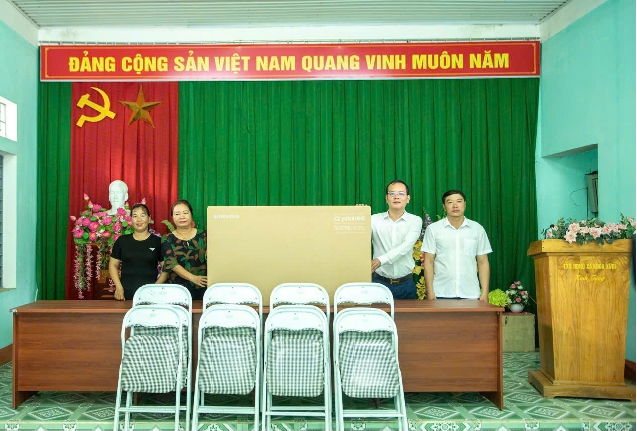 LÃNH ĐẠO XÃ THÁI BÌNH TRAO TẶNG QUÀ CHO CÁC THÔN TRÊN ĐỊA BÀN XÃ