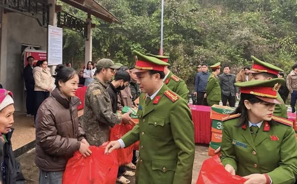 XUÂN NHÂN ÁI - TẾT SẺ CHIA