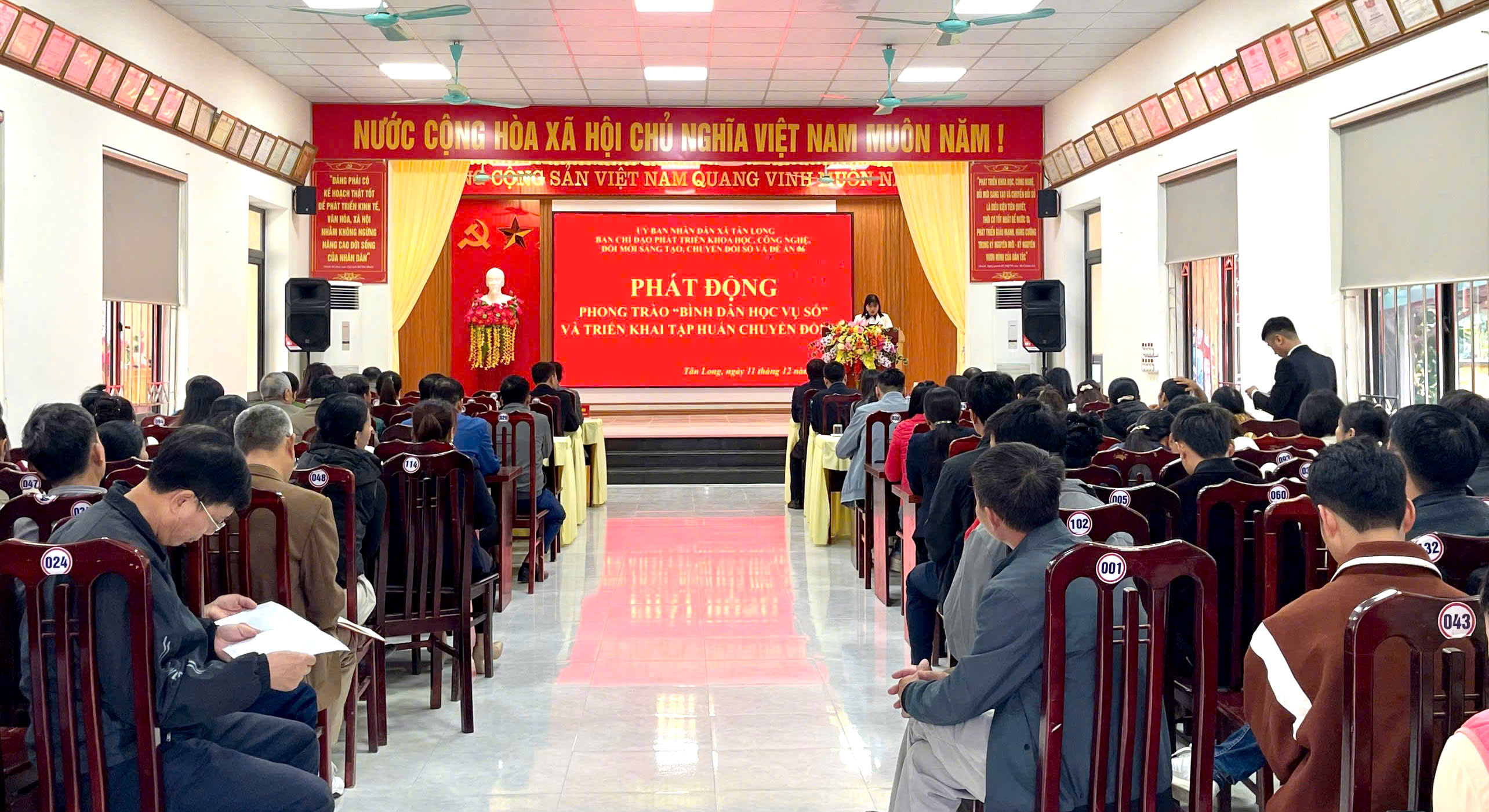Thúc đẩy phong trào “Bình dân học vụ số”, nâng cao năng lực số cho cán bộ, công chức, viên chức và người dân xã Tân Long