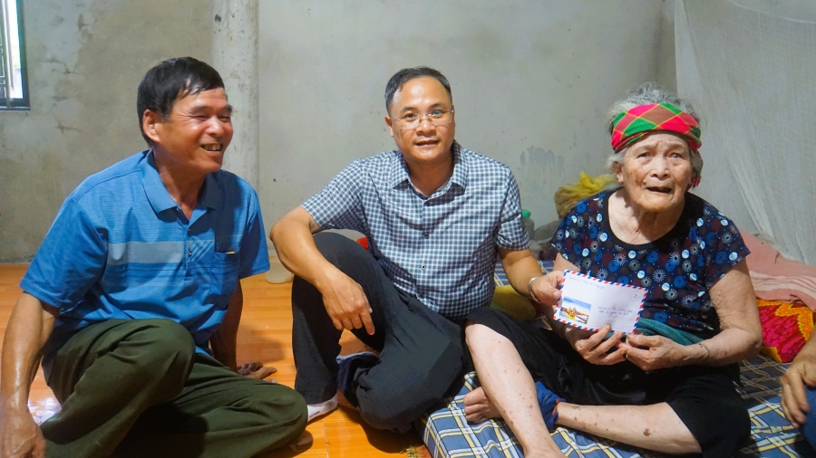 Đồng chí Phó bí thư Đảng ủy, Chủ tịch UBND xã Nguyễn Thành Chung thăm, tặng quà người cao tuổi