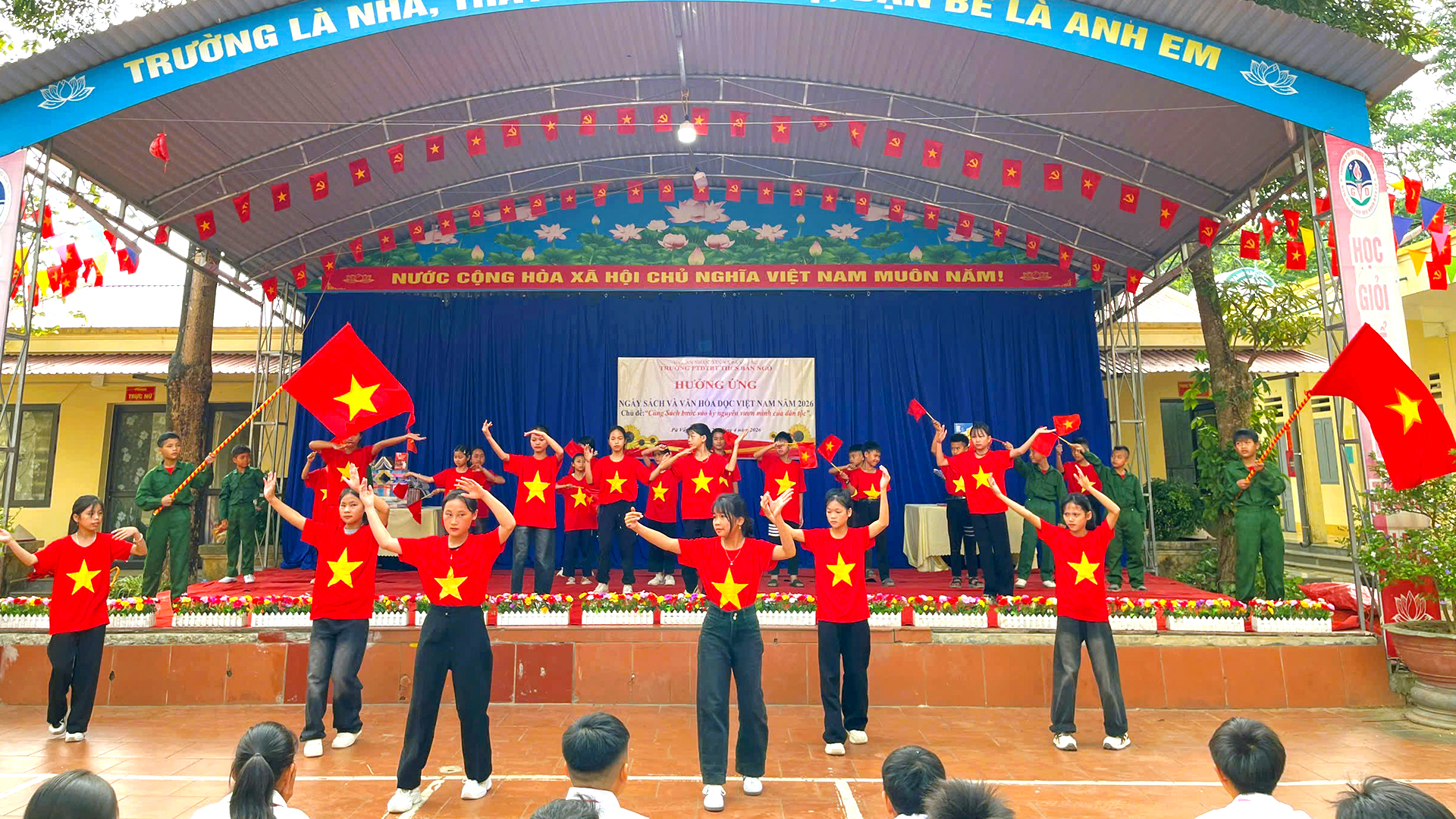 Sinh hoạt dưới cờ tháng 4 với chủ điểm “Non sông thống nhất”