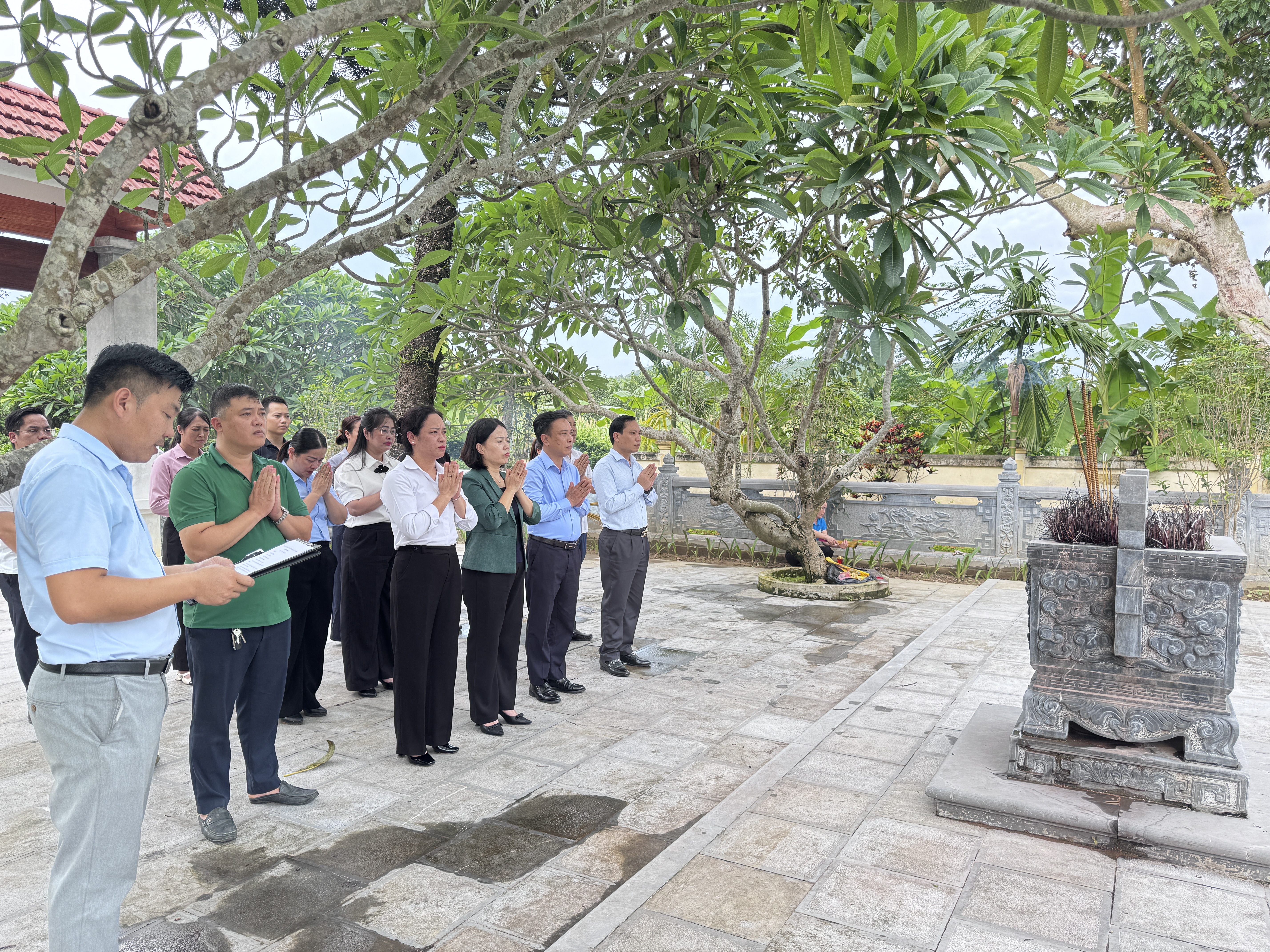 DÂNG HƯƠNG TƯỞNG NIỆM ANH HÙNG LIỆT SĨ PHẠM VĂN KHANG VÀ CÁC ĐỒNG ĐỘI