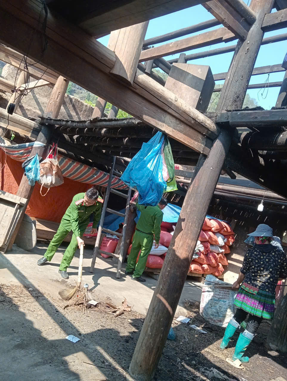 CÔNG AN XÃ NẤM DẨN HỖ TRỢ NGƯỜI DÂN KHẮC PHỤC HẬU QUẢ DO MƯA GIÔNG