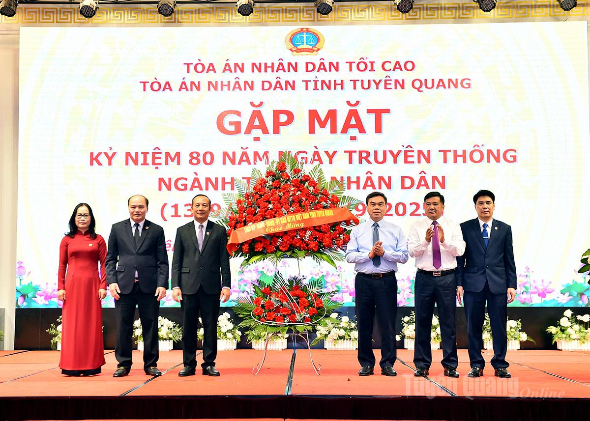 Gặp mặt kỷ niệm 80 năm Ngày truyền thống ngành Tòa án nhân dân