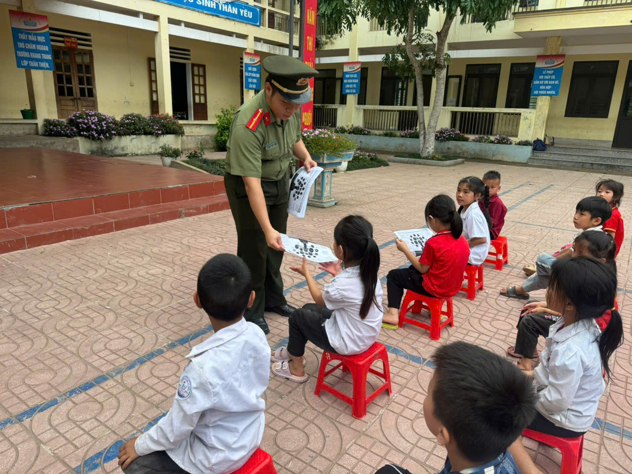 TUYÊN TRUYỀN PHÁP LUẬT TẠI TRƯỜNG PTDTBT TIỂU HỌC A THƯỢNG SƠN