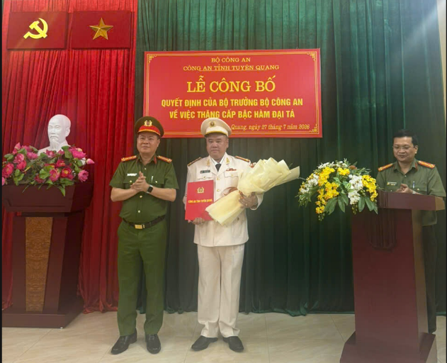 CÔNG AN TỈNH TUYÊN QUANG TỔ CHỨC LỄ CÔNG BỐ QUYẾT ĐỊNH CỦA BỘ TRƯỞNG BỘ CÔNG AN VỀ VIỆC THĂNG CẤP BẬC HÀM ĐẠI TÁ 
