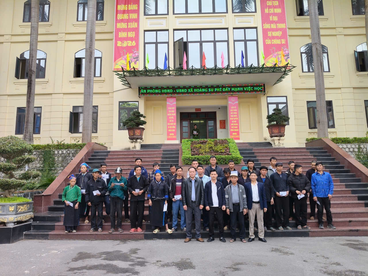 Công ty TNHH sản xuất và thương mại dịch vụ Hùng Phát Việt trao tặng quà cho hộ nghèo tại Hoàng Su Phì