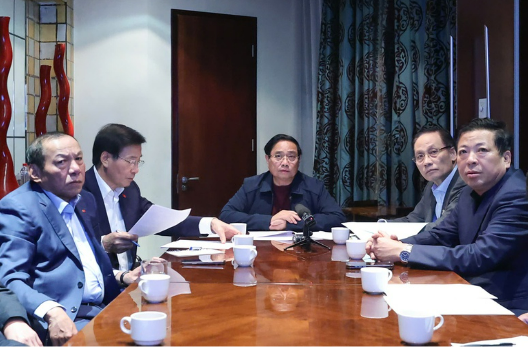 THỦ TƯỚNG HỌP KHẨN TRỰC TUYẾN VỚI BỘ CÔNG AN VÀ CÁC BỘ, NGÀNH, CƠ QUAN, ĐỊA PHƯƠNG VỀ ỨNG PHÓ, KHẮC PHỤC HẬU QUẢ MƯA LŨ TẠI CÁC TỈNH MIỀN TRUNG