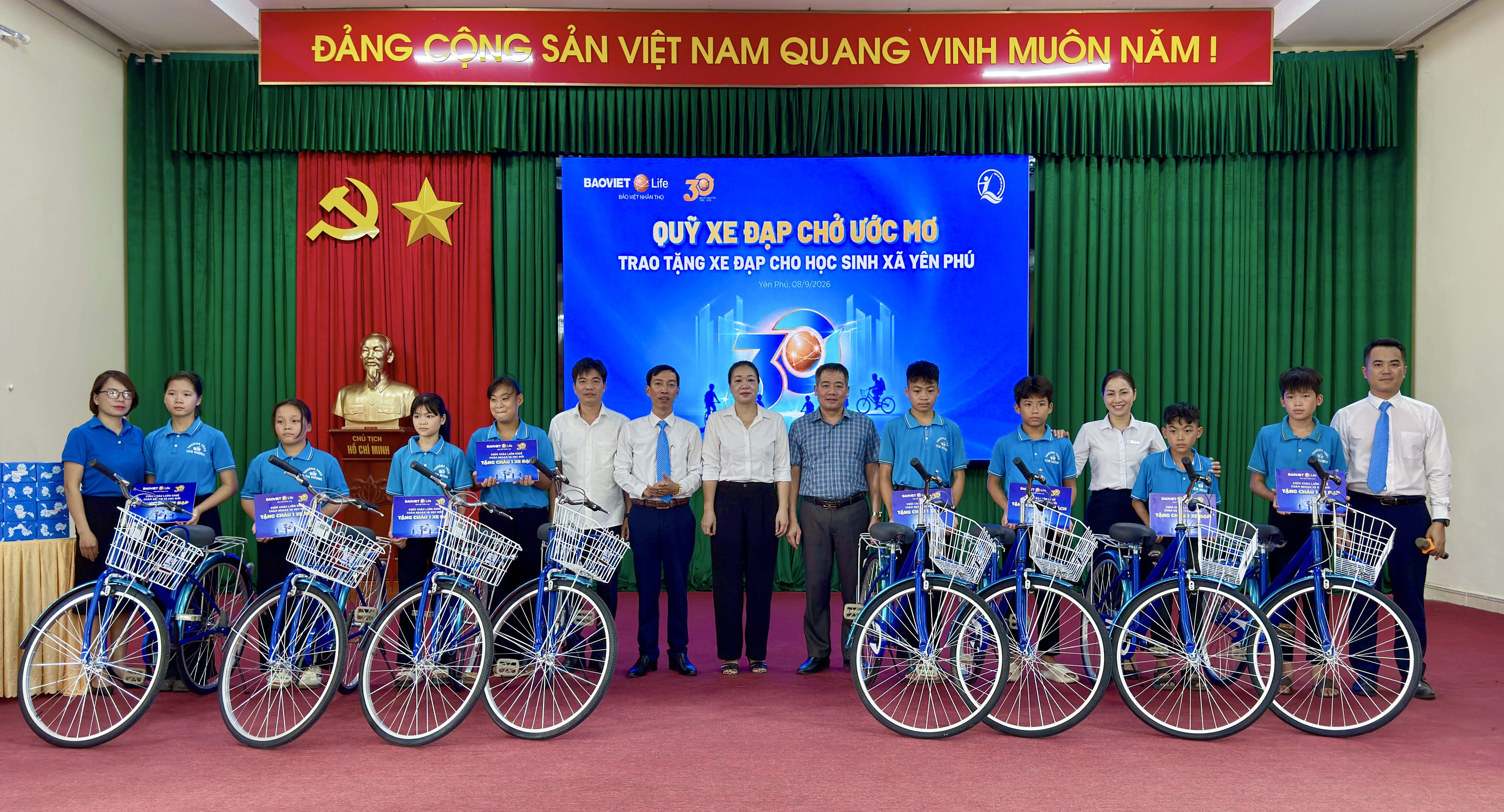 TRAO TẶNG XE ĐẠP CHO HỌC SINH CÓ HOÀN CẢNH KHÓ KHĂN TRÊN ĐỊA BÀN XÃ YÊN PHÚ