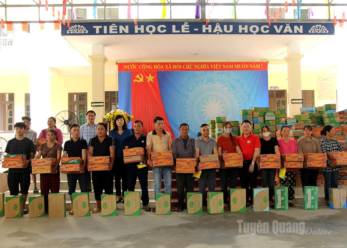 Phó Chủ tịch HĐND tỉnh Phạm Thị Minh Xuân trao quà hỗ trợ người dân xã Hùng Lợi bị ảnh hưởng bởi bão lũ