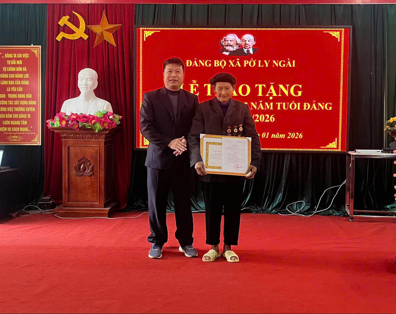 Lễ trao tặng Huy hiệu Đảng cho đảng viên