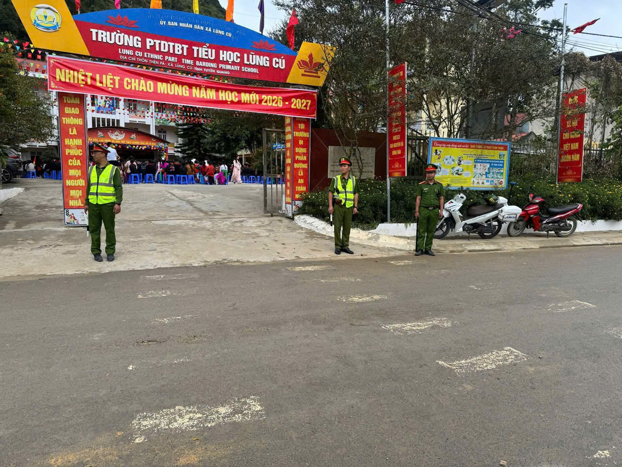 CÔNG AN XÃ LŨNG CÚ ĐỒNG HÀNH CÙNG NGÀY KHAI GIẢNG – BÌNH YÊN ĐẾN TRƯỜNG