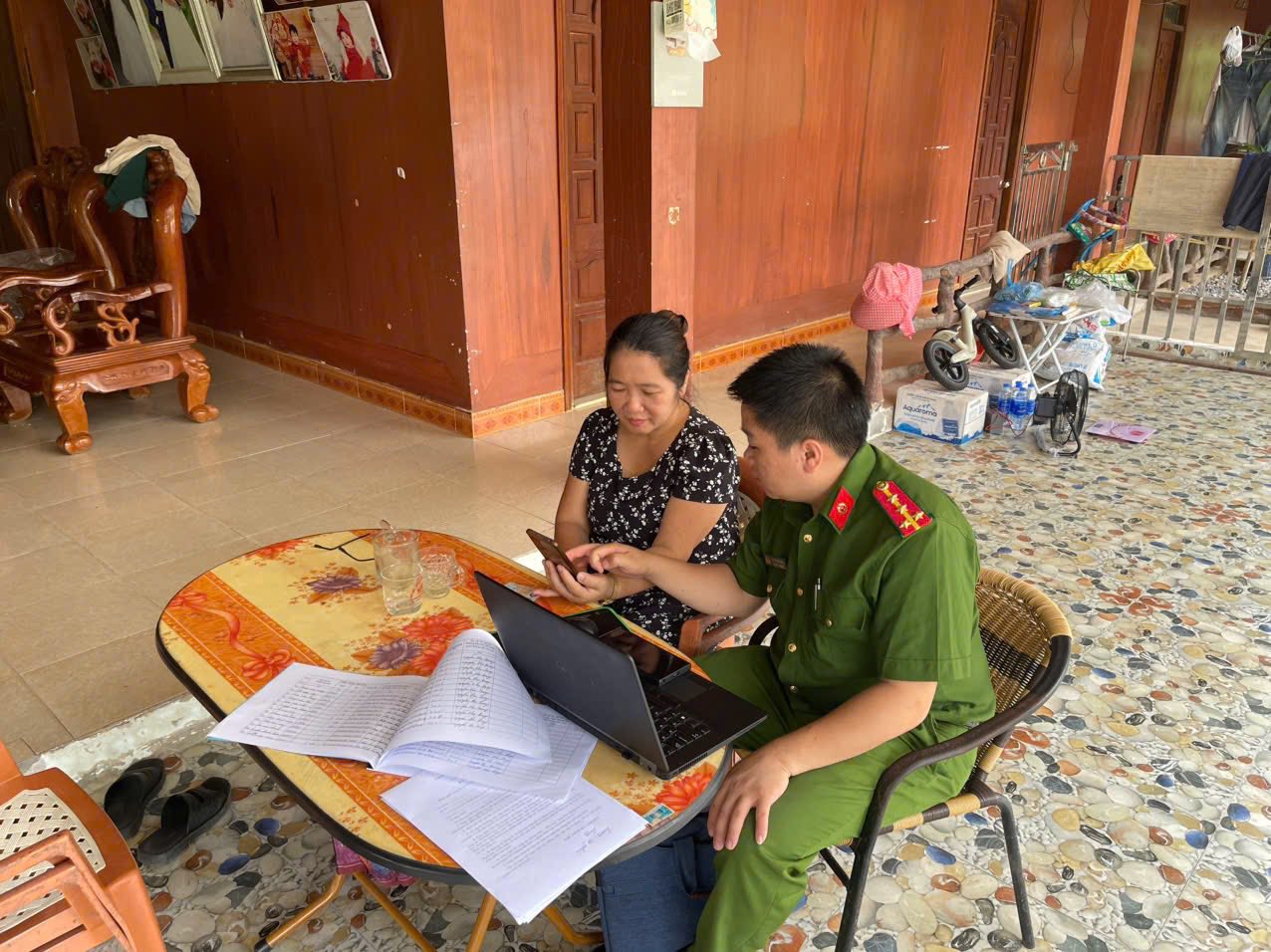 CÔNG AN XÃ CHIÊM HOÁ TRIỂN KHAI, HƯỚNG DẪN CÁC CƠ SỞ LƯU TRÚ CÀI ĐẶT PHẦN MỀM QUẢN LÝ LƯU TRÚ ASM