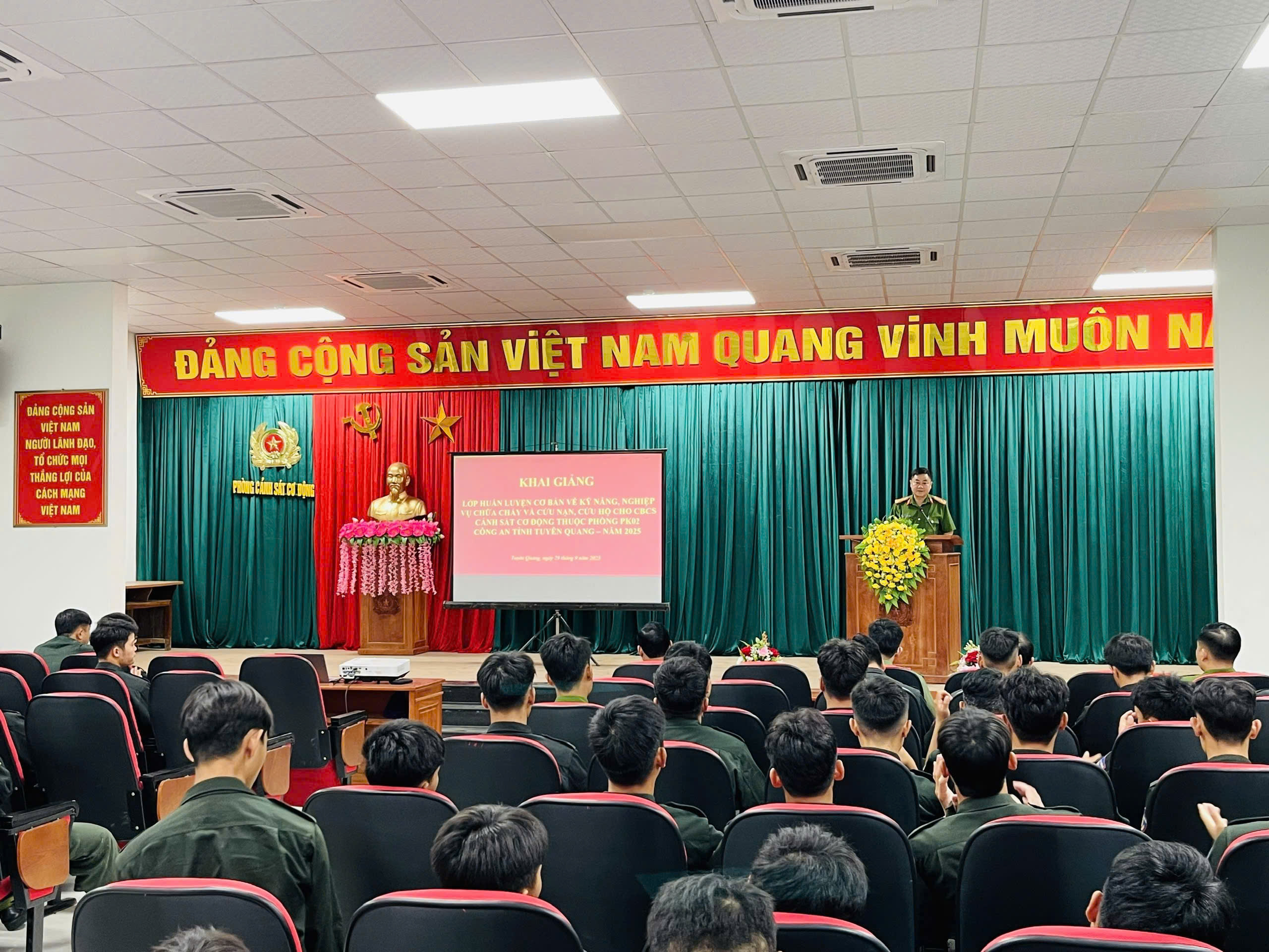 KHAI GIẢNG LỚP HUẤN LUYỆN NGHIỆP VỤ PCCC VÀ CNCH CHO CBCS PHÒNG CẢNH SÁT CƠ ĐỘNG NĂM 2025